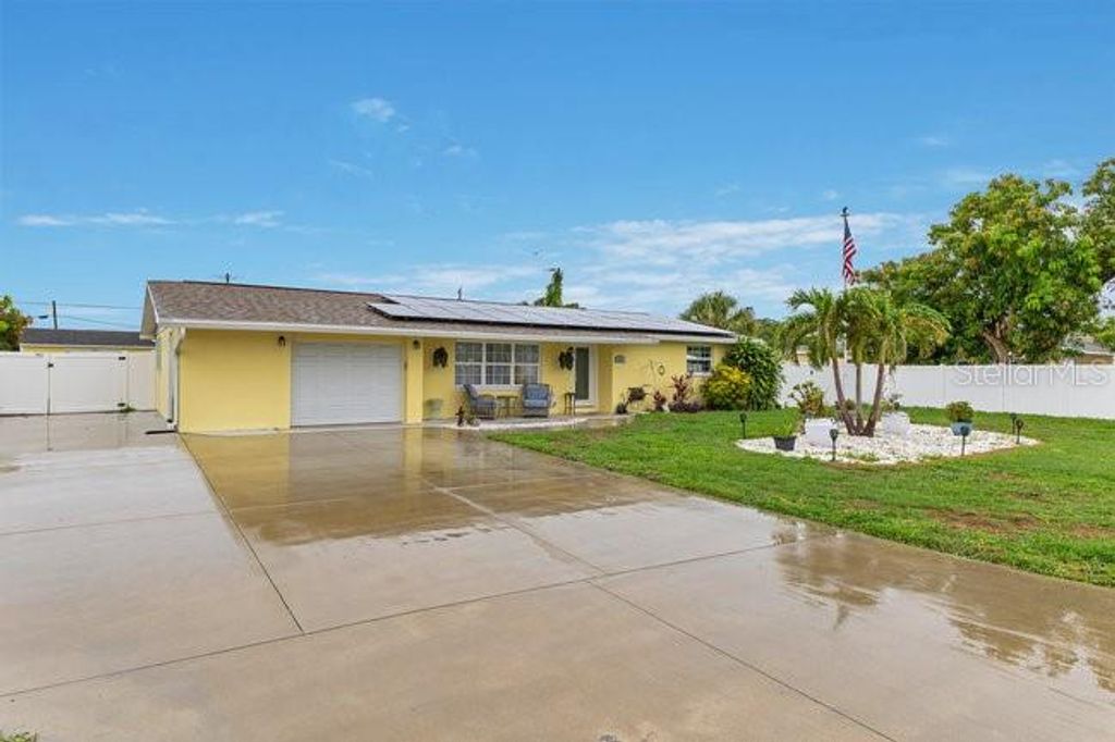 Photo of 212 66th Avenue Drive W, Bradenton, FL 34207 (MLS # A4653345)