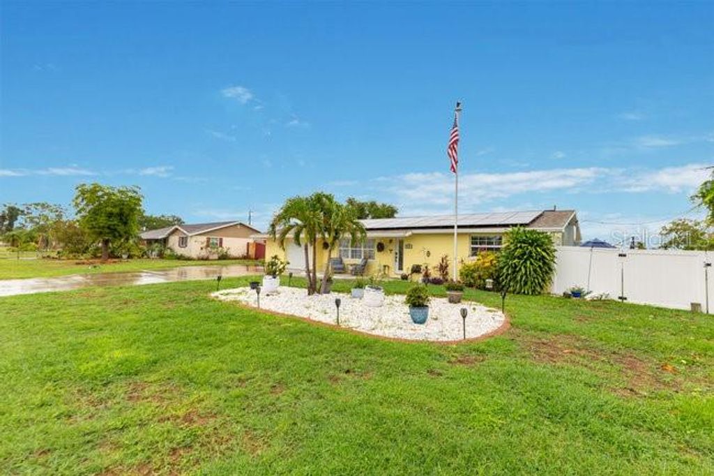 Photo of 212 66th Avenue Drive W, Bradenton, FL 34207 (MLS # A4653345)