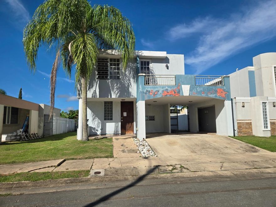 Auction Property. RESIDENCE, 4-bedroom, 2.5-bathroom residence, 1724 sq ft, 4400 sq ft lot, gated community with amenities. Needs some repairs, good condition overall. Prospective buyers must have a recent pre-qualification letter and/or proof of funds to schedule an appointment.