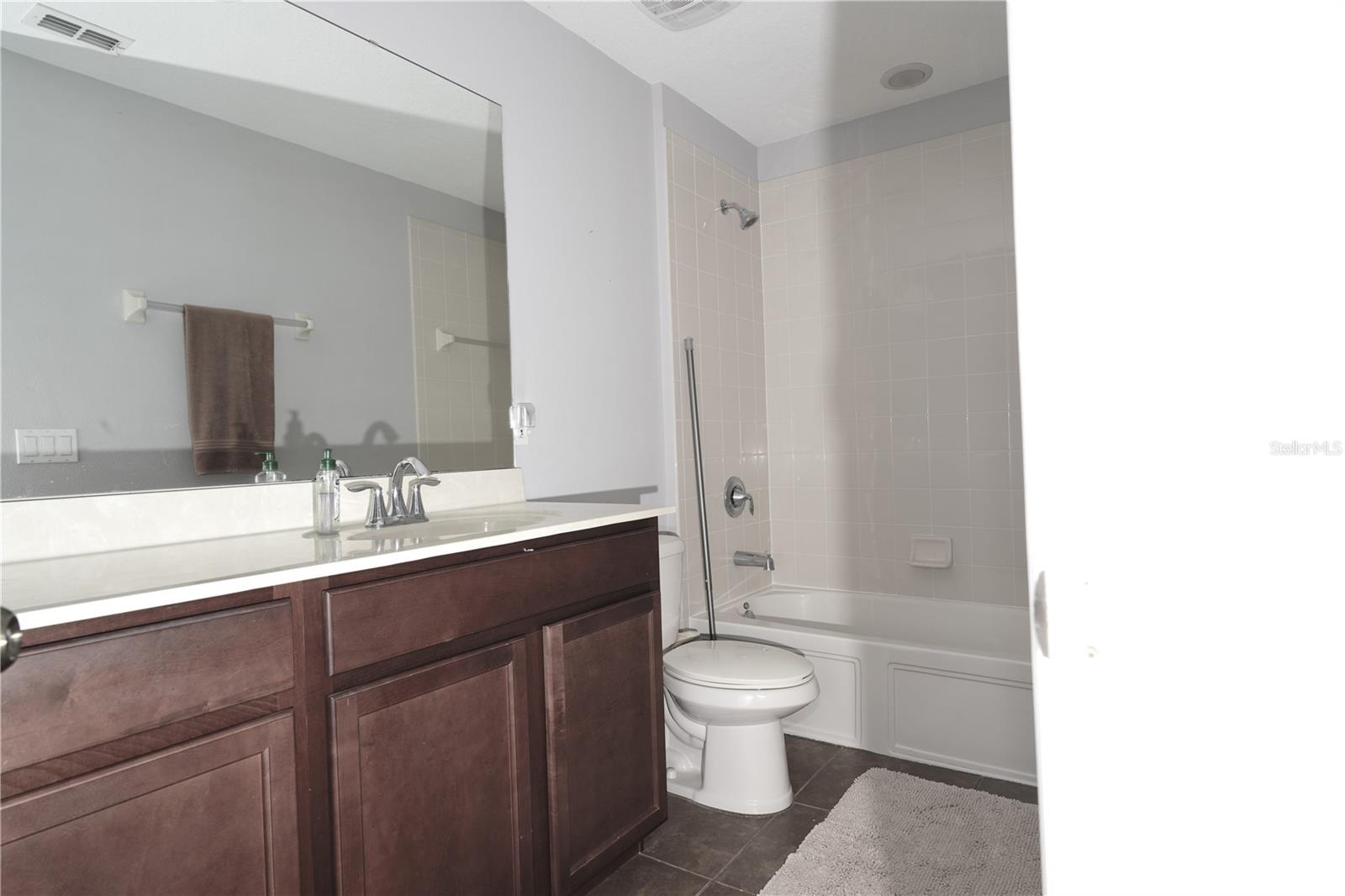 RIVERVIEW TWNHMS PH II - Residential Lease
