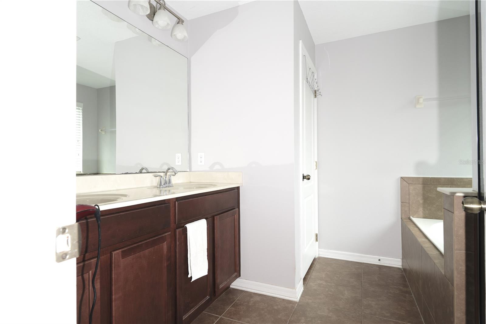 RIVERVIEW TWNHMS PH II - Residential Lease