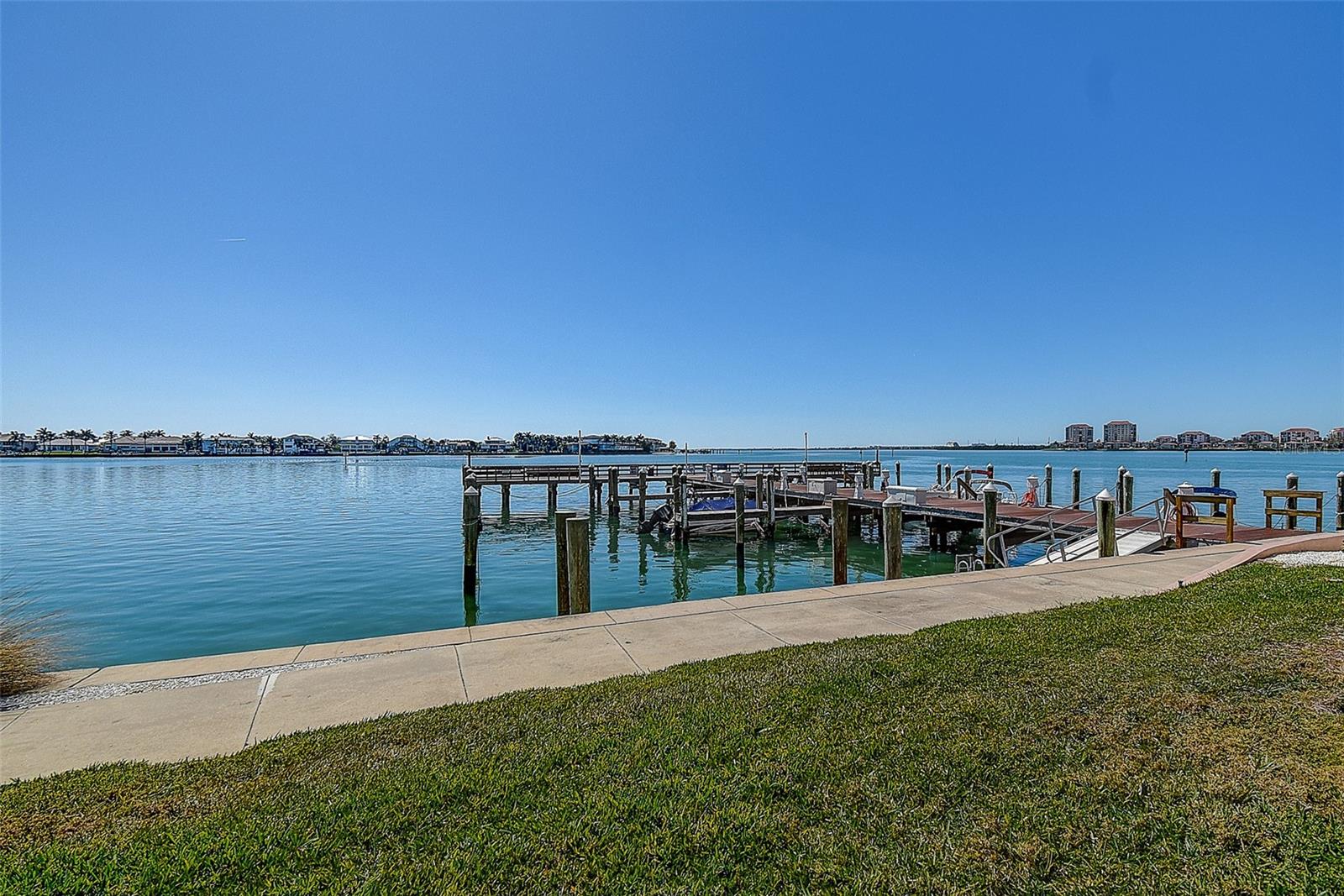 BAYWAY ISLES POINT BRITTANY FIVE - Residential