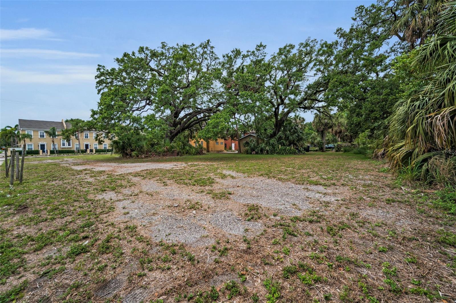 WEST END - Land