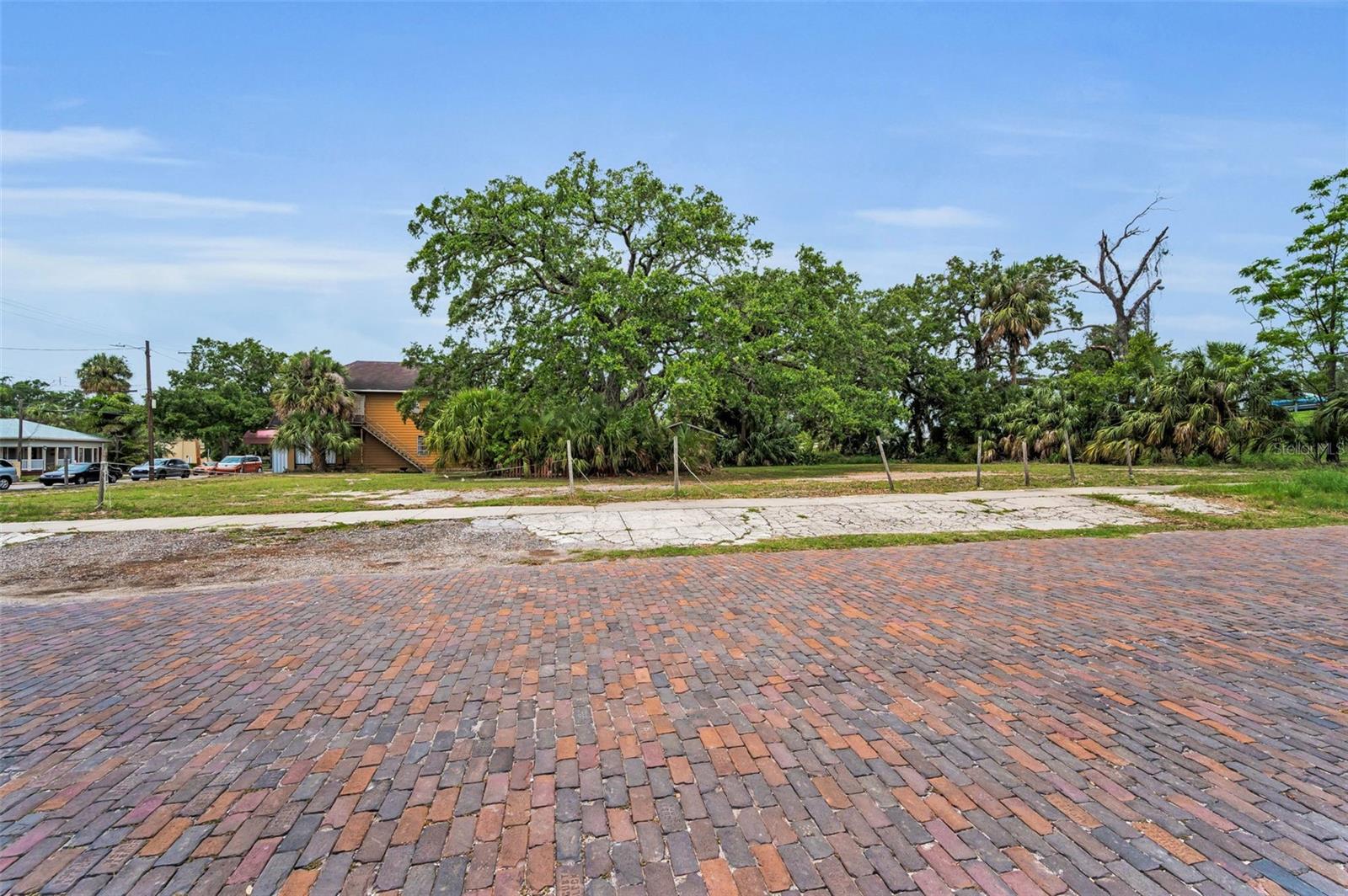 WEST END - Land