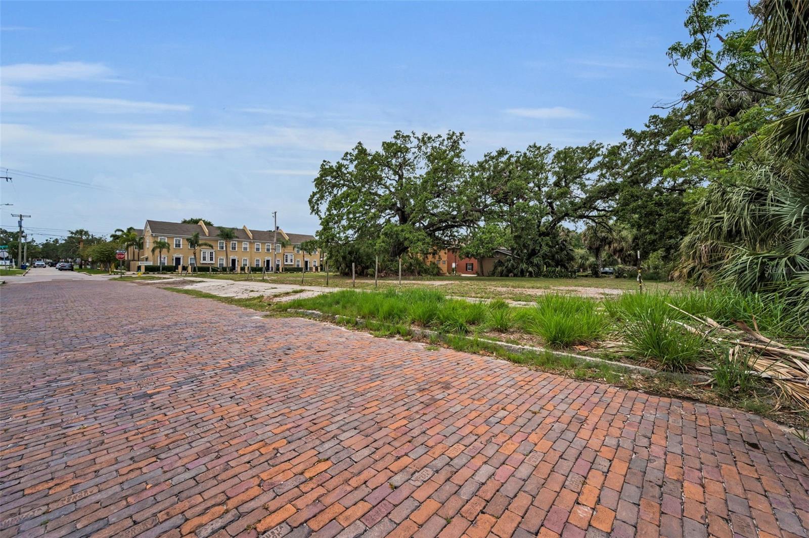 WEST END - Land
