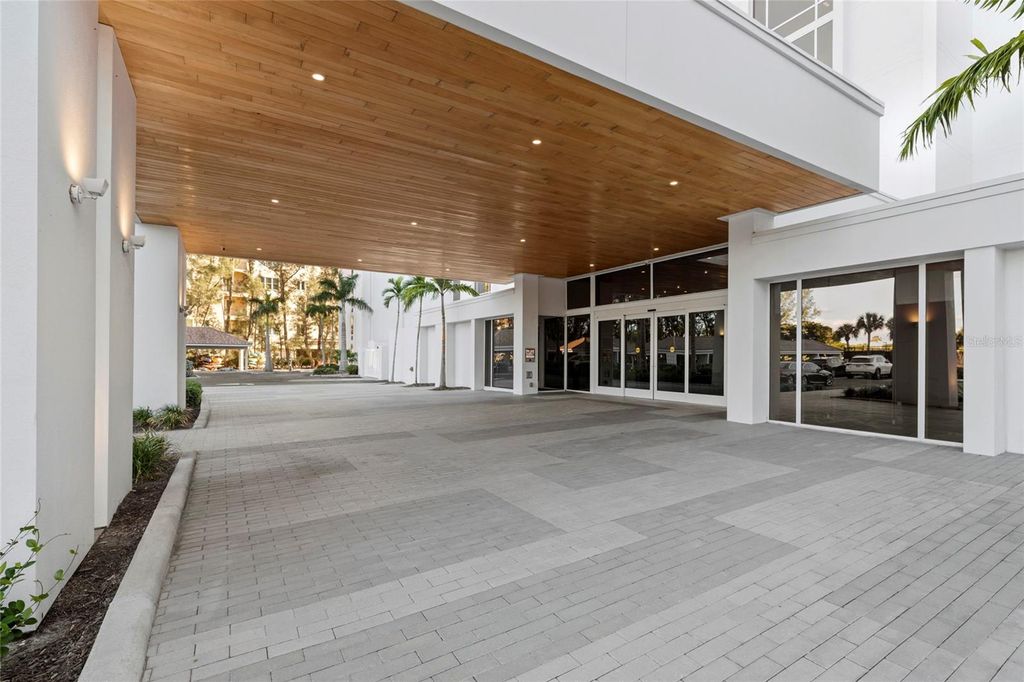 Photo of 2425 Gulf Of Mexico Drive #7D, Longboat Key, FL 34228 (MLS # A4669066)