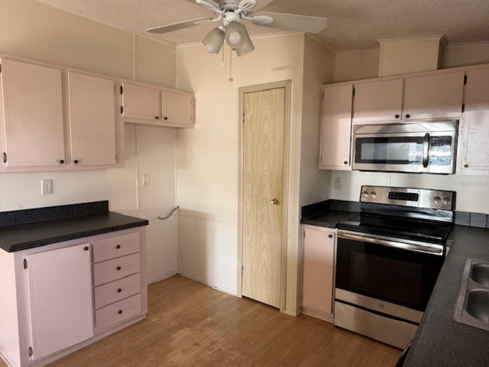 1832 W SCHWARTZ BOULEVARD