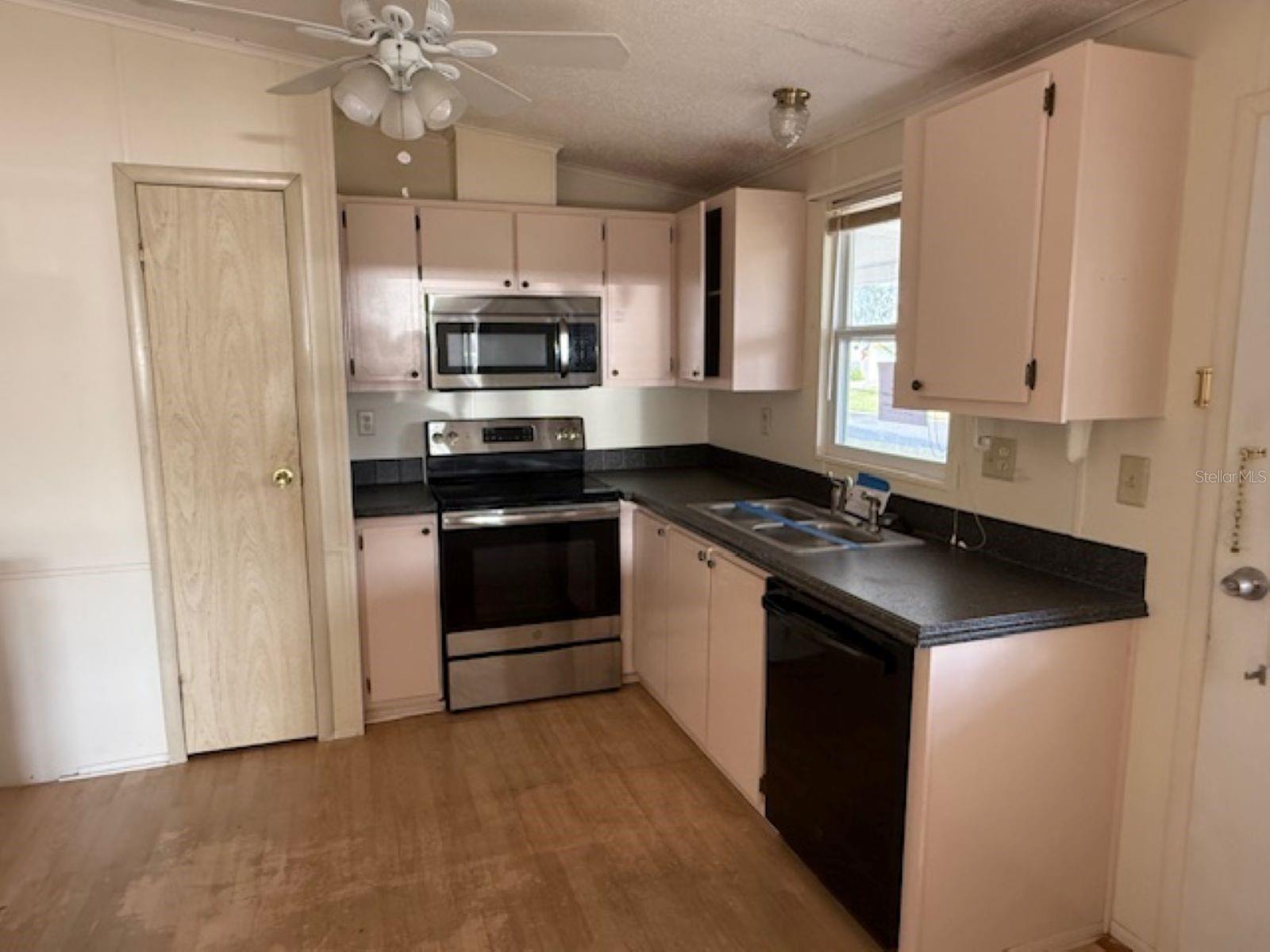 1832 W SCHWARTZ BOULEVARD