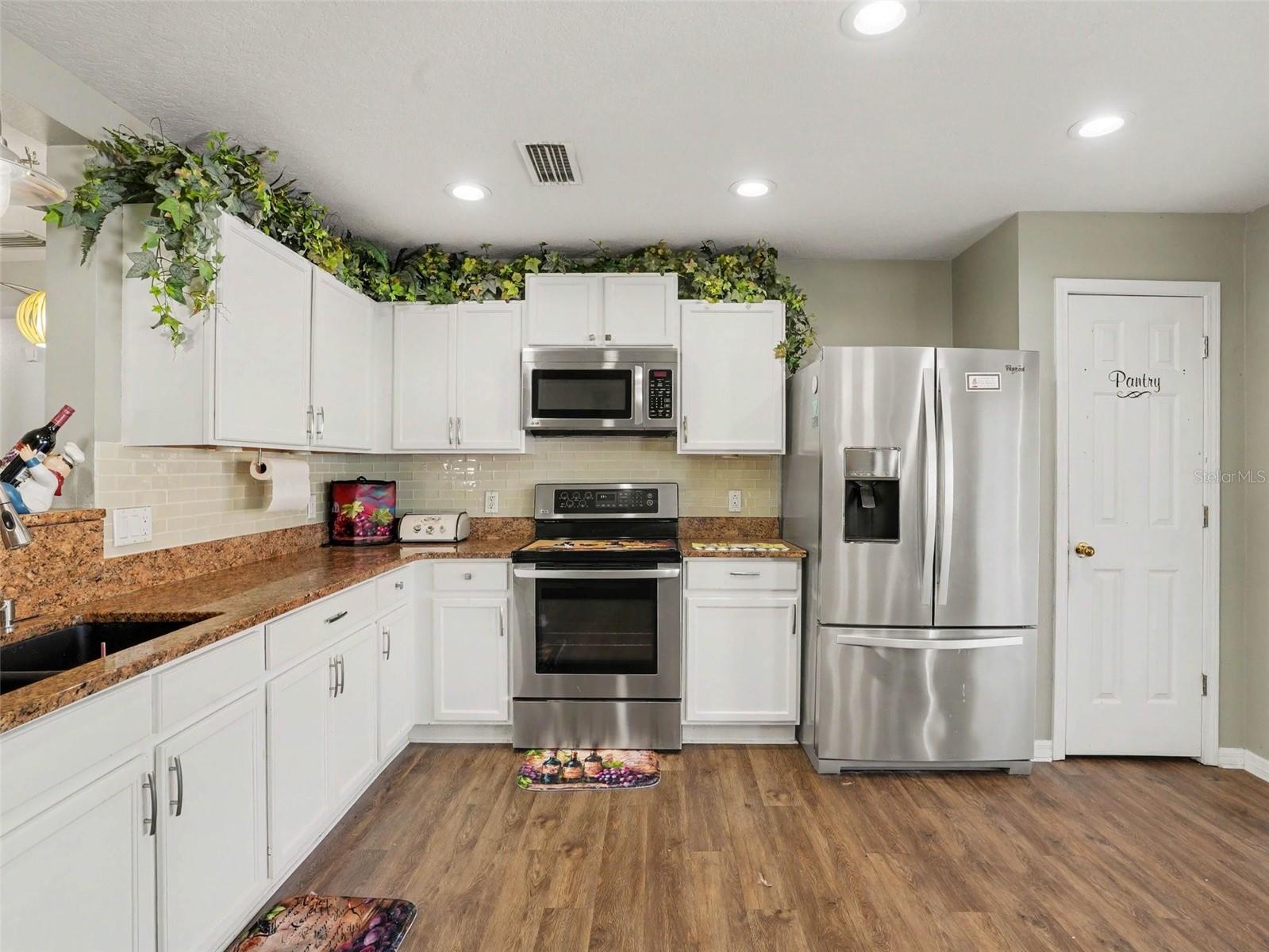 2608 WHITEWOOD ROAD