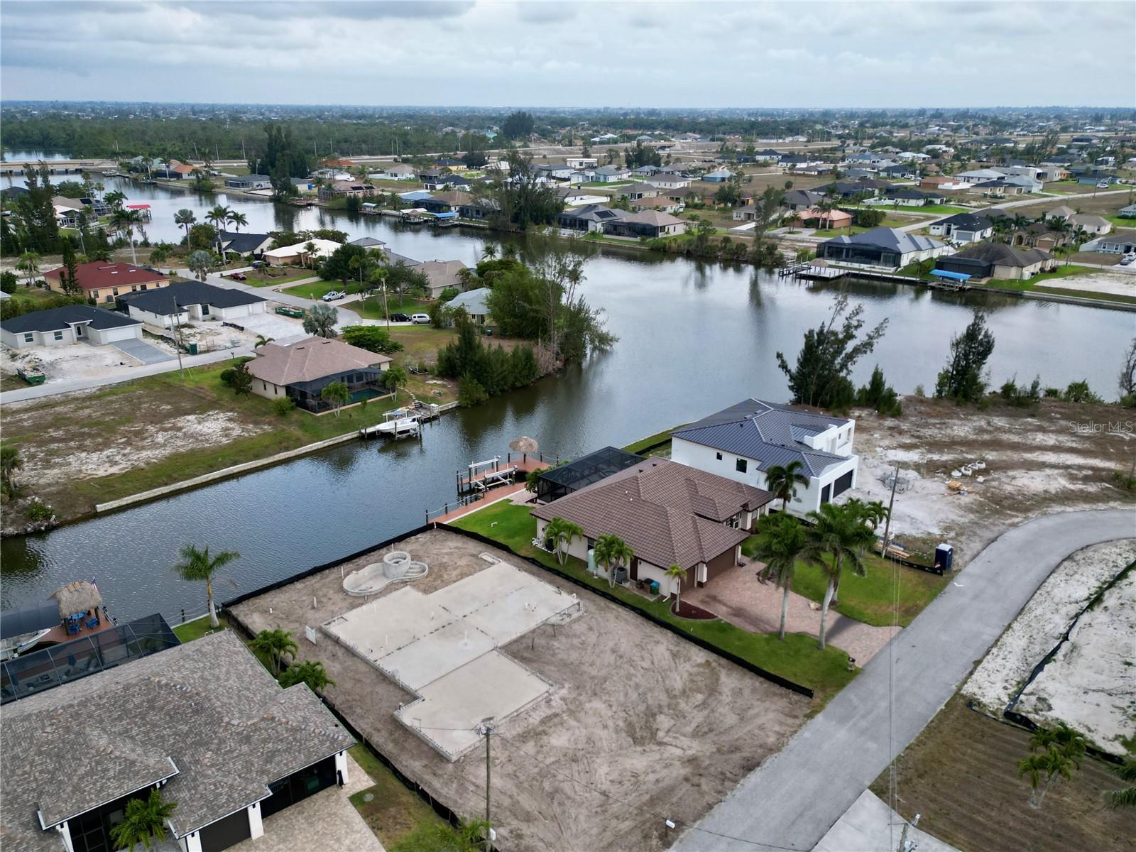 CAPE CORAL - Land