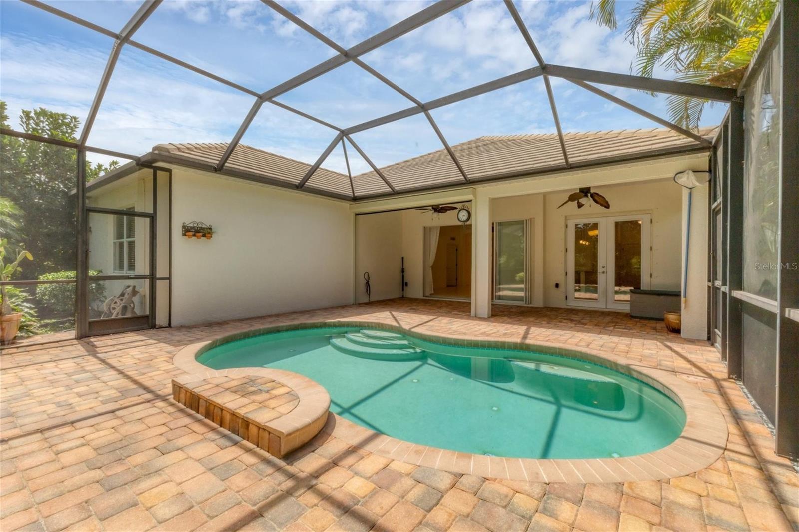 THE COUNTRY CLUB - Residential