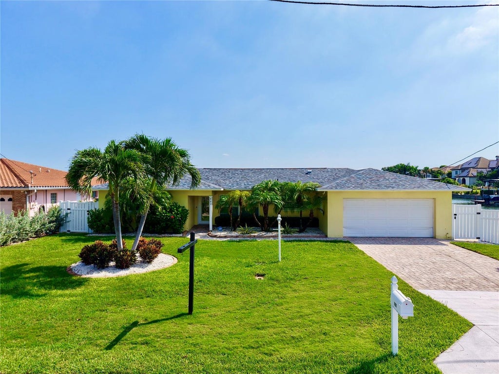 Photo of 902 Oakwood Drive, Largo, FL 33770 (MLS # TB8524079)