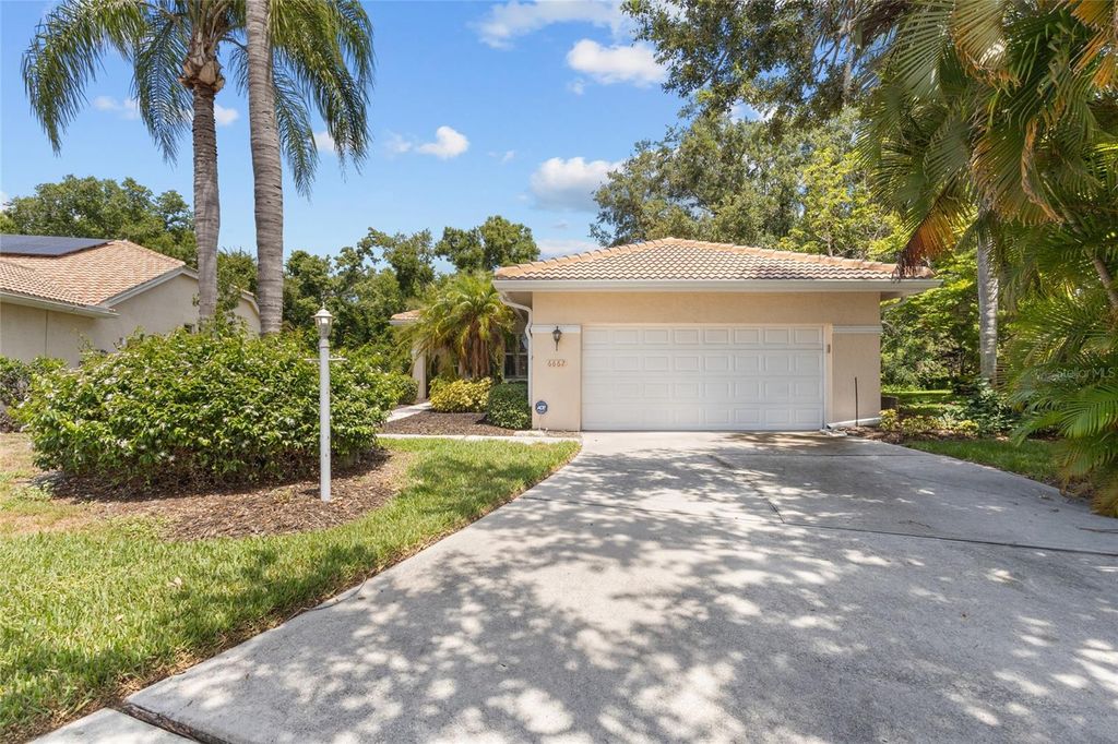 Photo of 6662 Oakbrooke Circle, Bradenton, FL 34202 (MLS # A4695100)