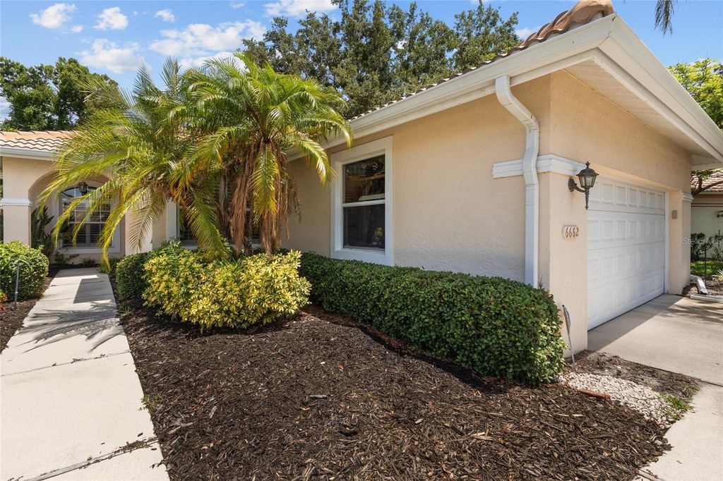 Photo of 6662 Oakbrooke Circle, Bradenton, FL 34202 (MLS # A4695100)