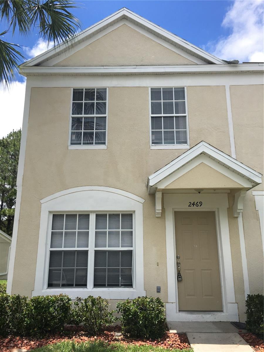 Completely remodeled end unit Townhome with Granite Countertops, Solid Wood Cabinets, Stainless Steel Appliances. Laminate Flooring on first level. Screened in Patio with Storage Closet. High ceilings with ceiling fans in all rooms. Great conservation views, close to Pool and Picnic Tables. Development has Pool, Playground, Picnic areas. Gated community located close to Brandon Town Center. Rent includes Water, Sewer, Trash, Basic Cable, and Landscaping. Easy access to I 75, I4, Crosstown Expressway, Downtown Tampa.