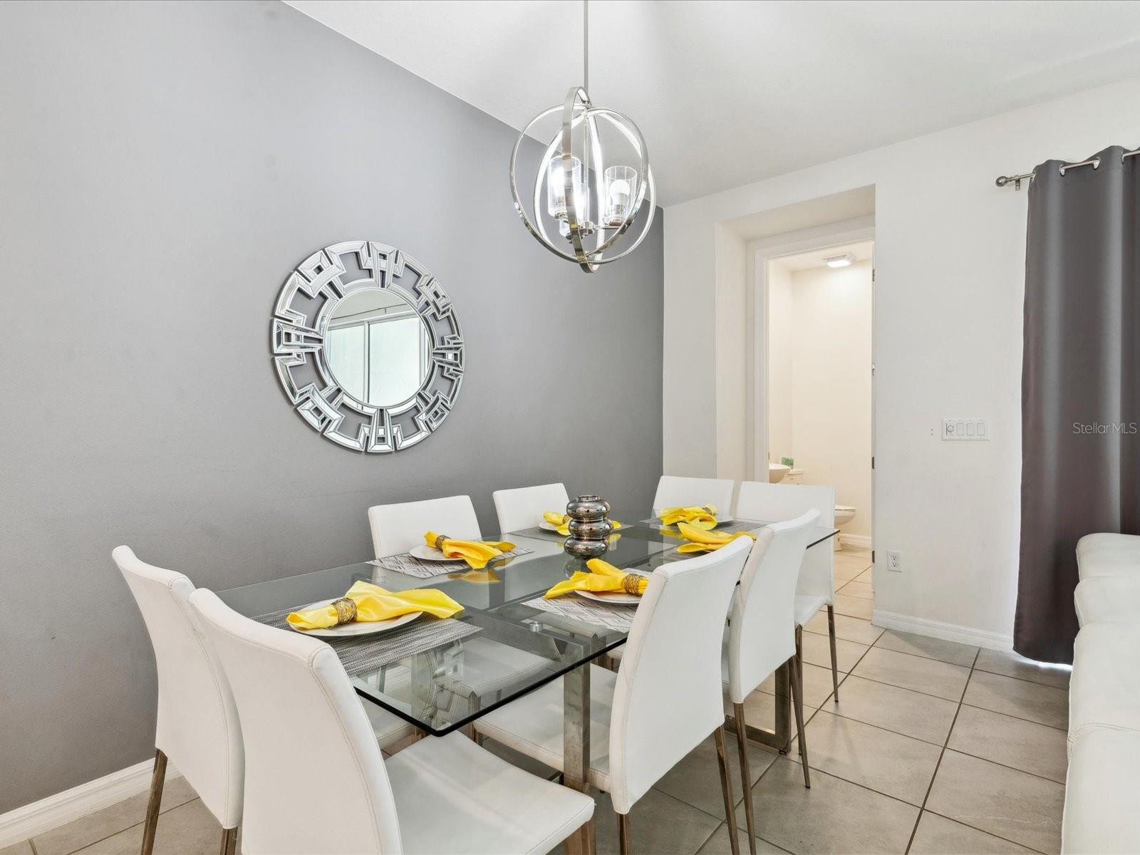 1632 TROPICAL PALMS CIRCLE