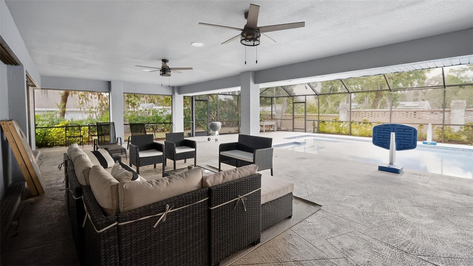 BARRINGTON OAKS EAST - Residential