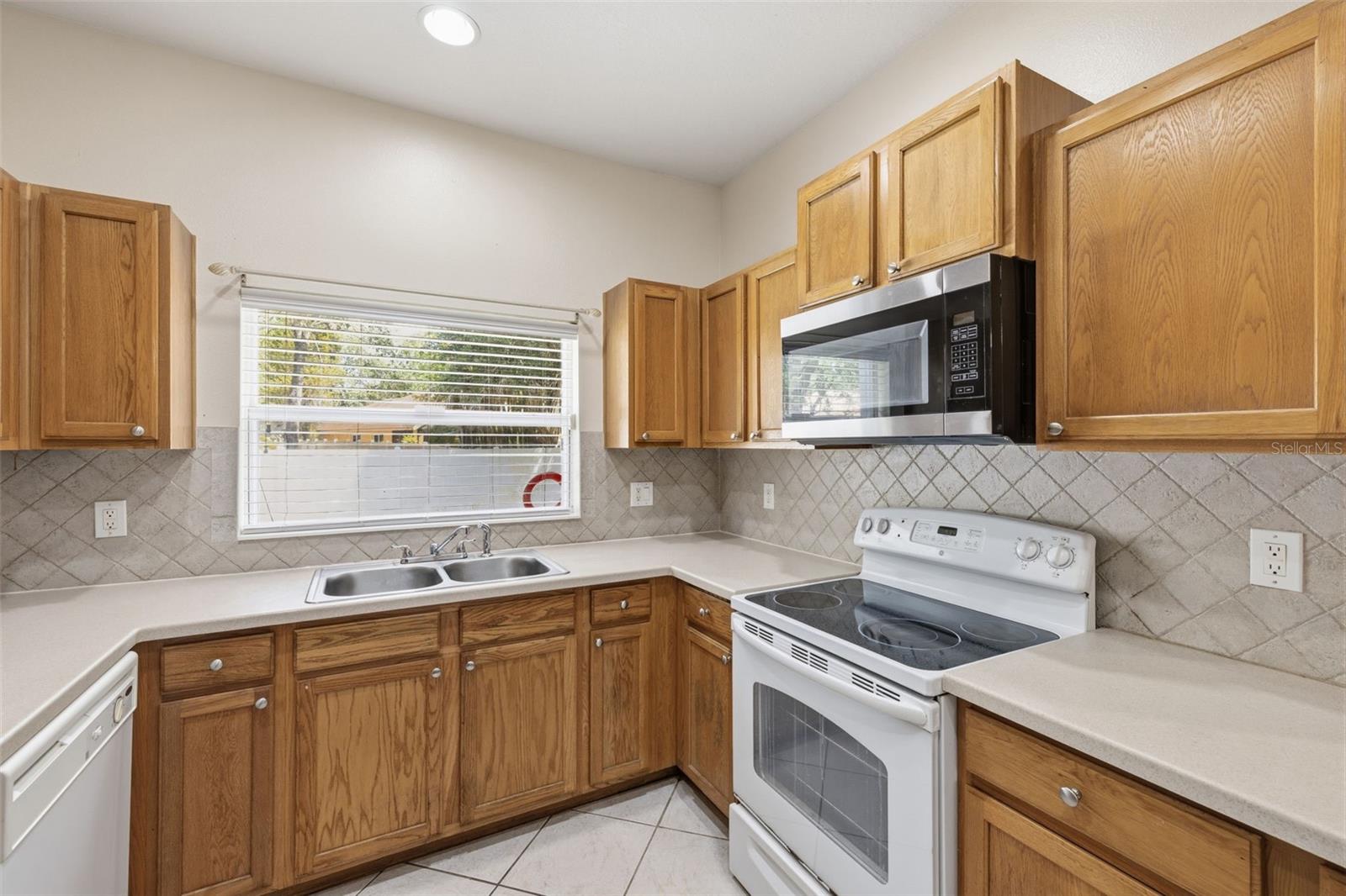 AMBERLY OAKS TWNHMS - Residential Lease