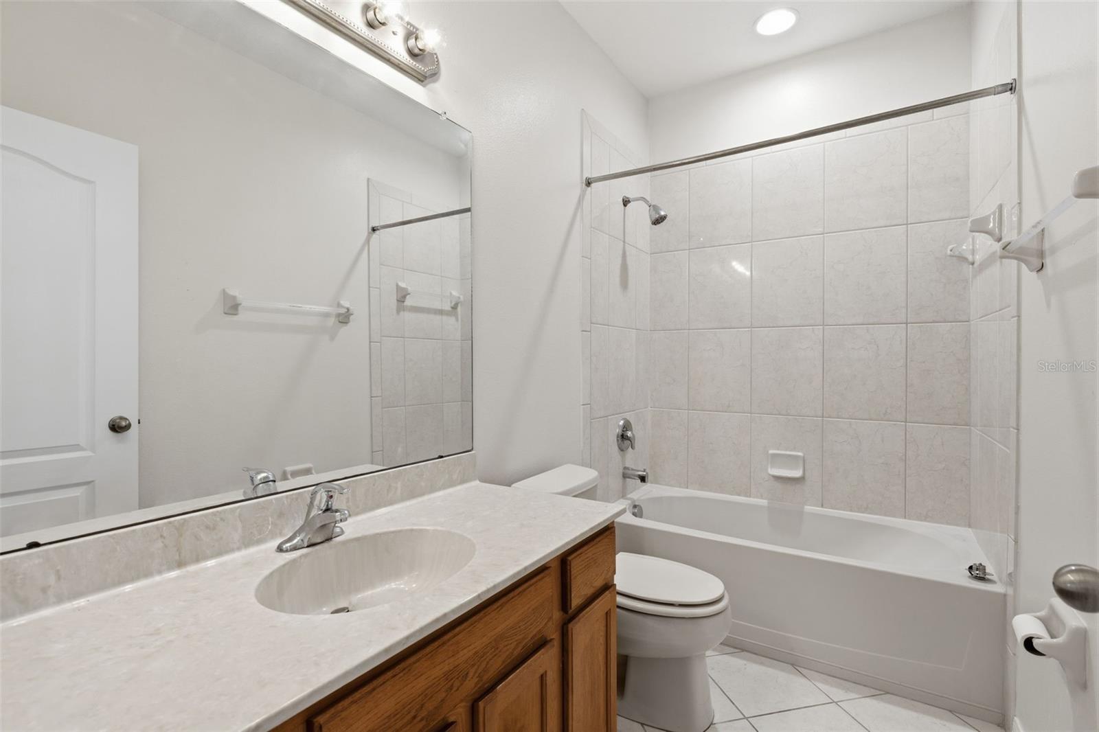 AMBERLY OAKS TWNHMS - Residential Lease