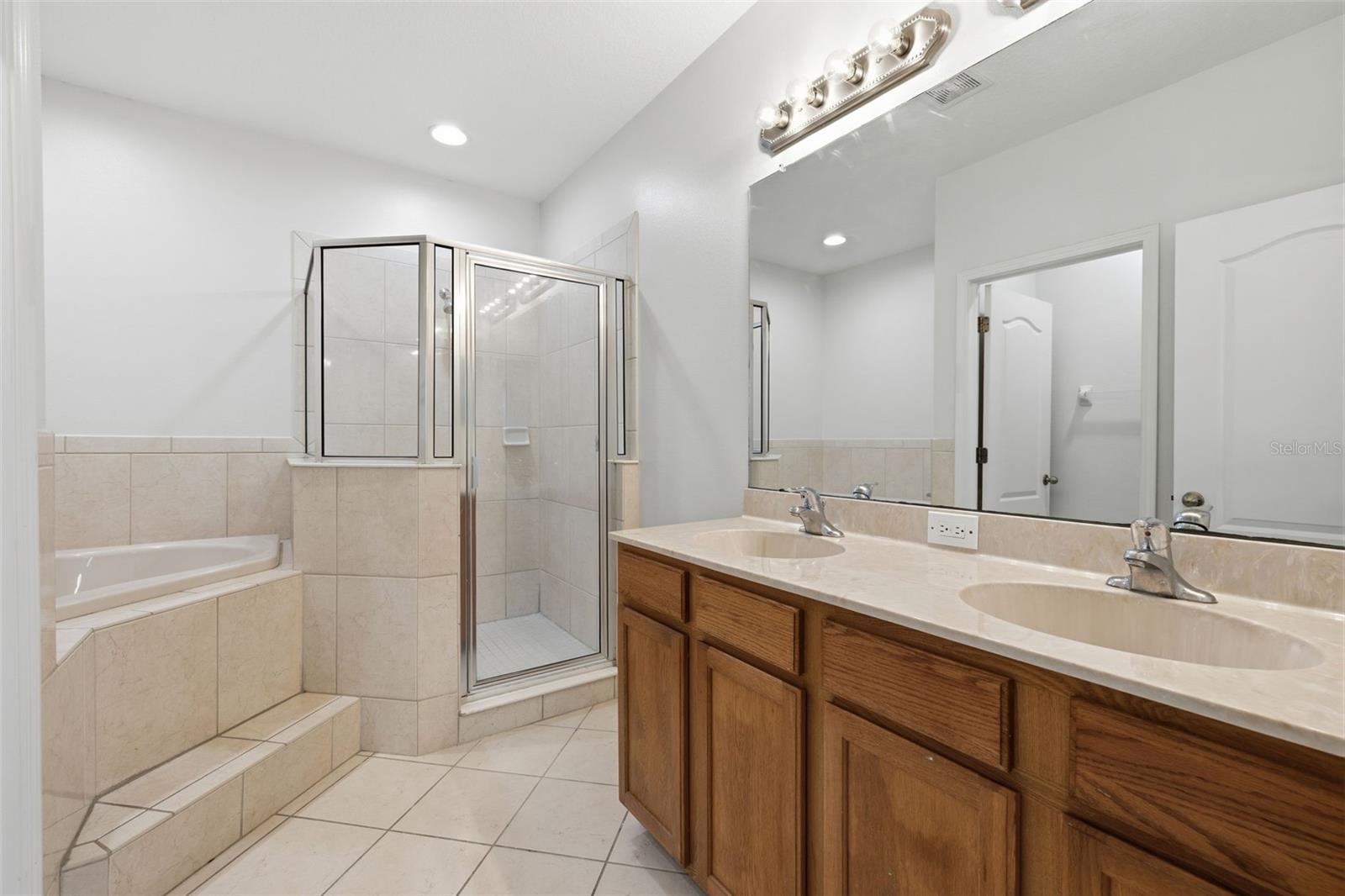 AMBERLY OAKS TWNHMS - Residential Lease