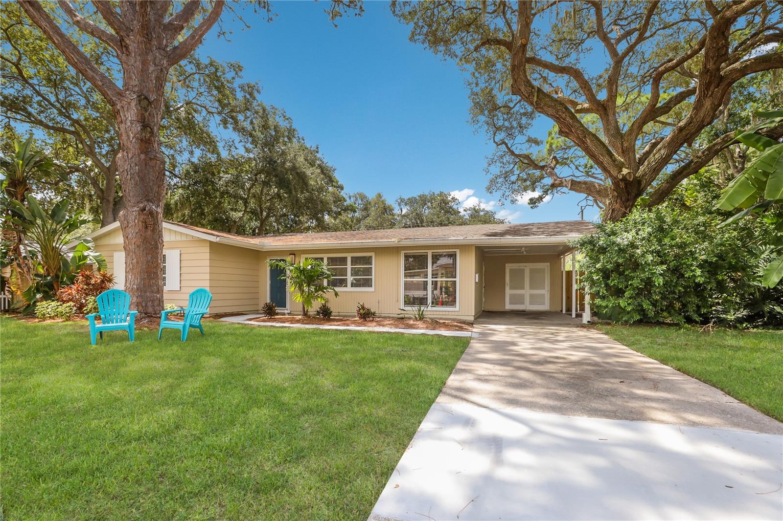 Adorable turnkey furnished vacation rental on oversized lot and walkable to Arlington Park and Sarasota Memorial. Available for weekly, monthly and annual rental.
