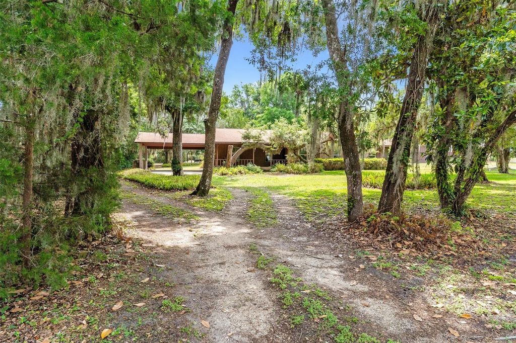 Photo of 6400 Sunnyside Drive, Leesburg, FL 34748 (MLS # G5112336)