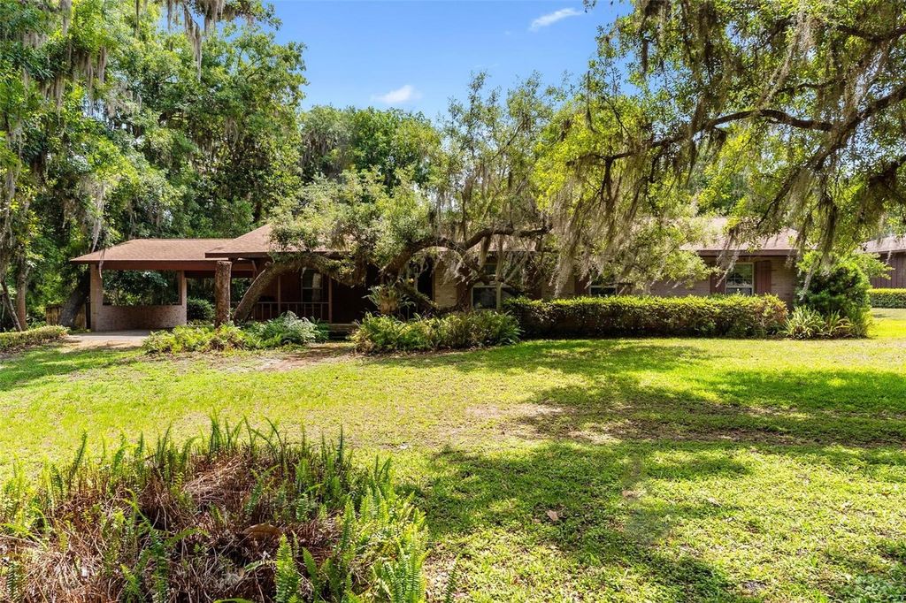 Photo of 6400 Sunnyside Drive, Leesburg, FL 34748 (MLS # G5112336)