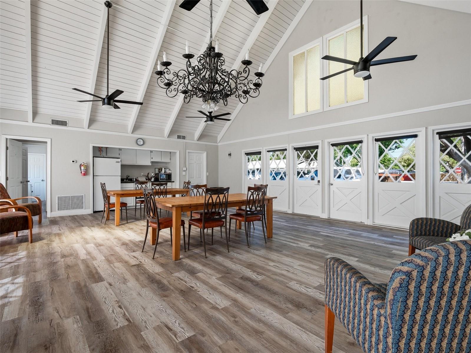 COUNTRY CLUB CHALETS - Residential