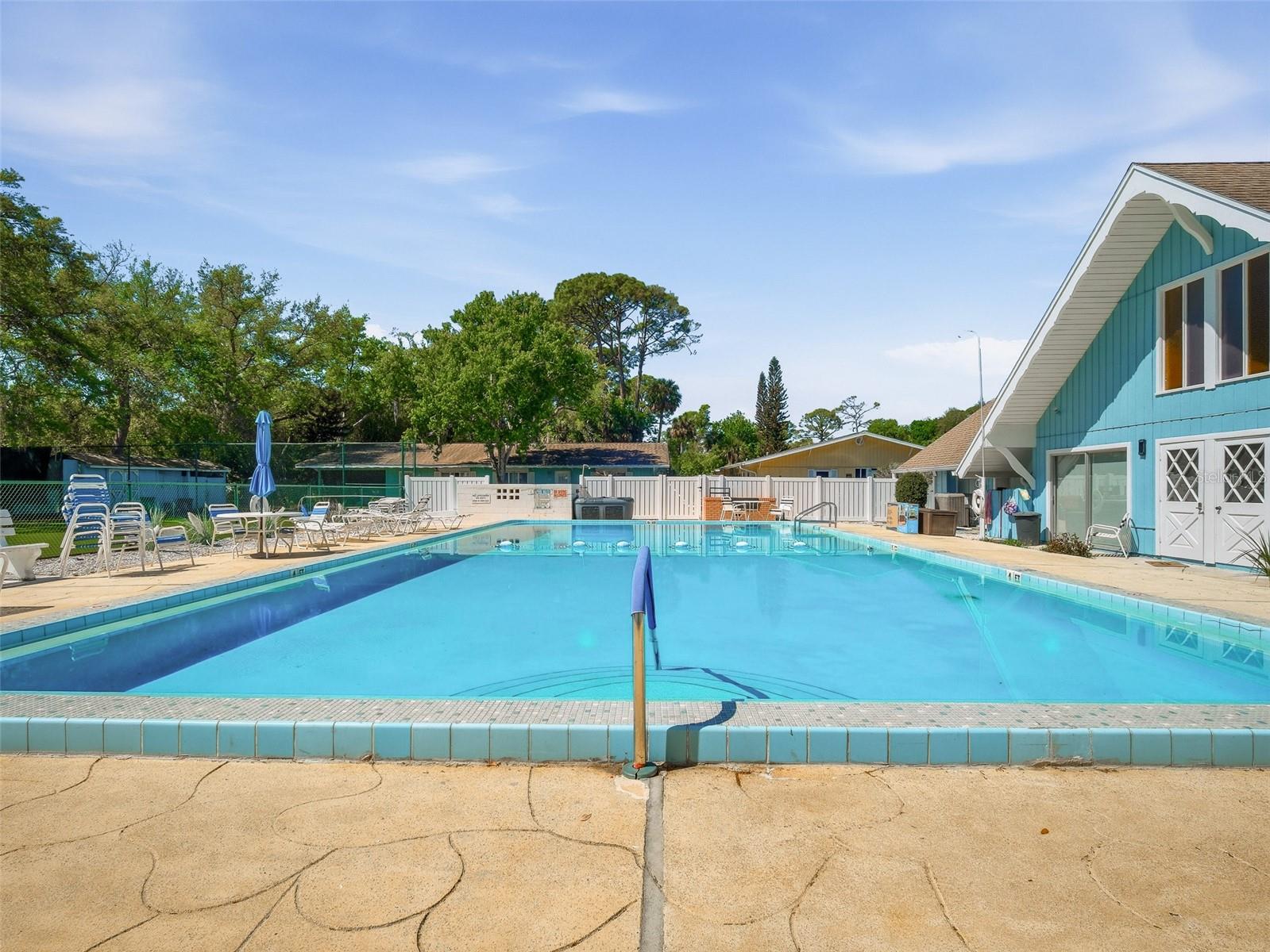 COUNTRY CLUB CHALETS - Residential