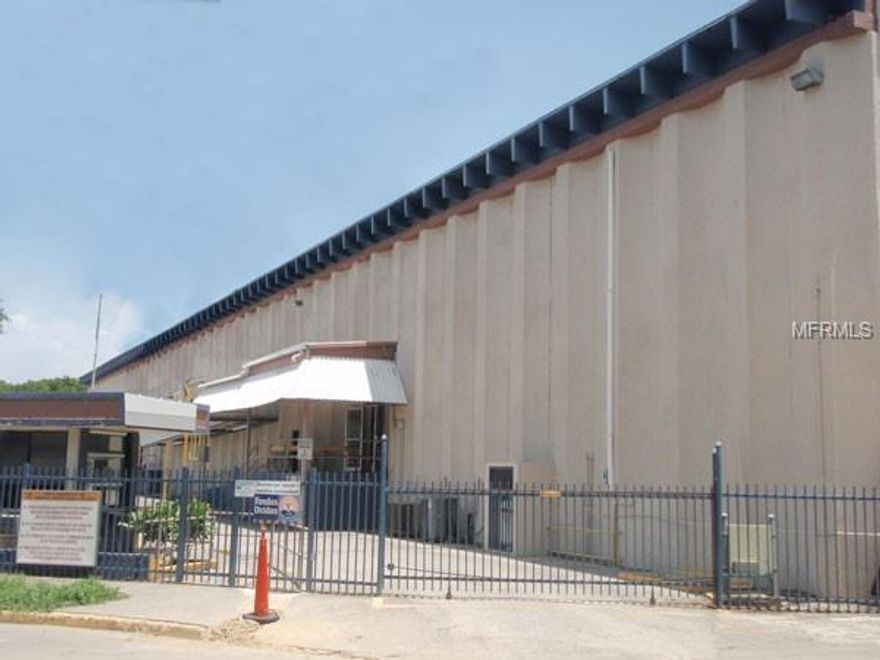 Rent Price: $20.00 Sf/Yr Net
Categories:
Warehouse
Retail Space
GLA: 200,000
Parking: 500