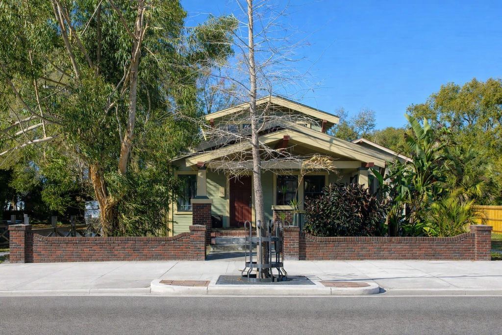 Photo of 1018 E Columbus Drive, Tampa, FL 33605 (MLS # TB8479858)