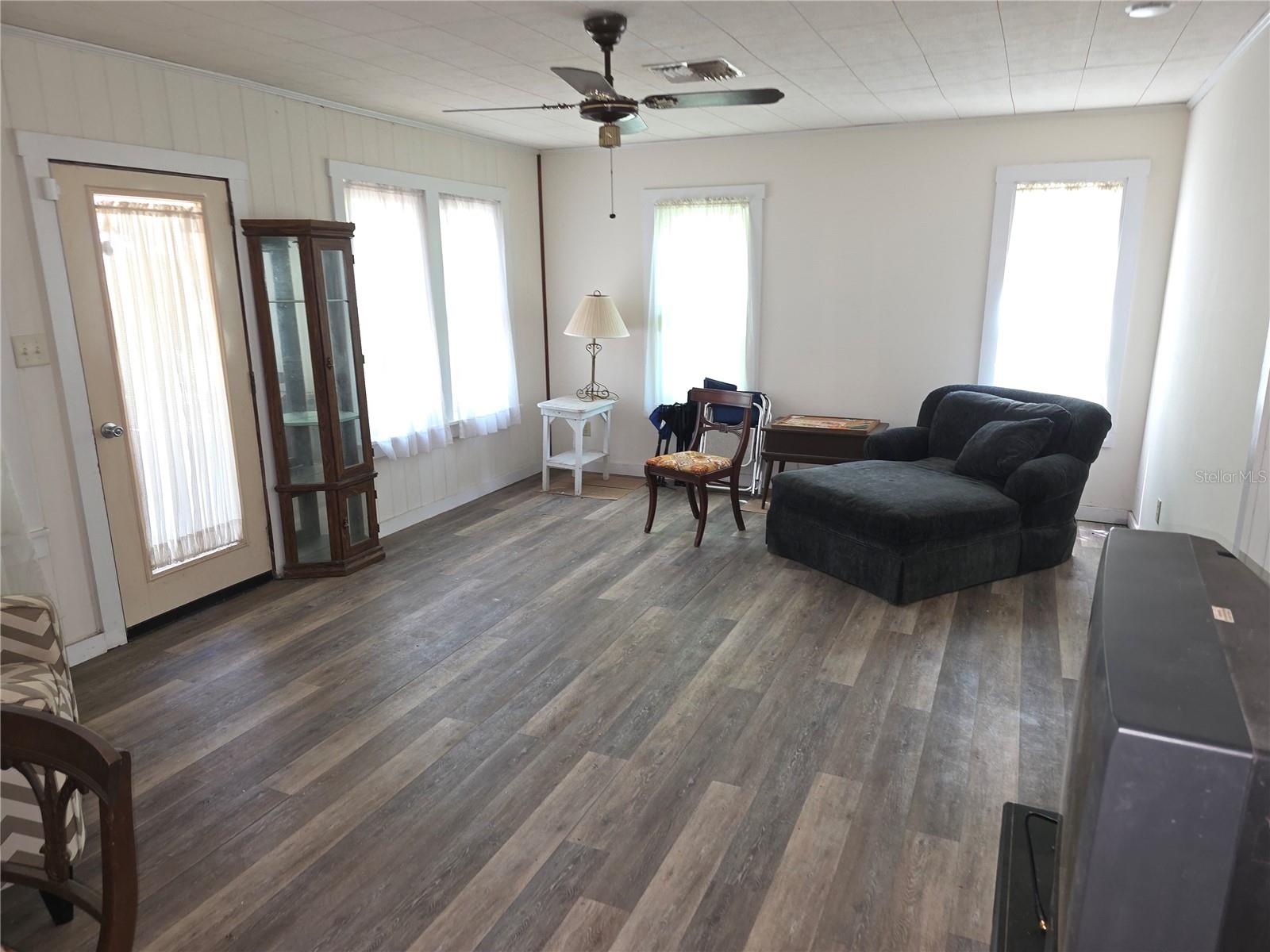 SW1/4 OF SW1/4 LESS S347 FT THEREOF - Residential