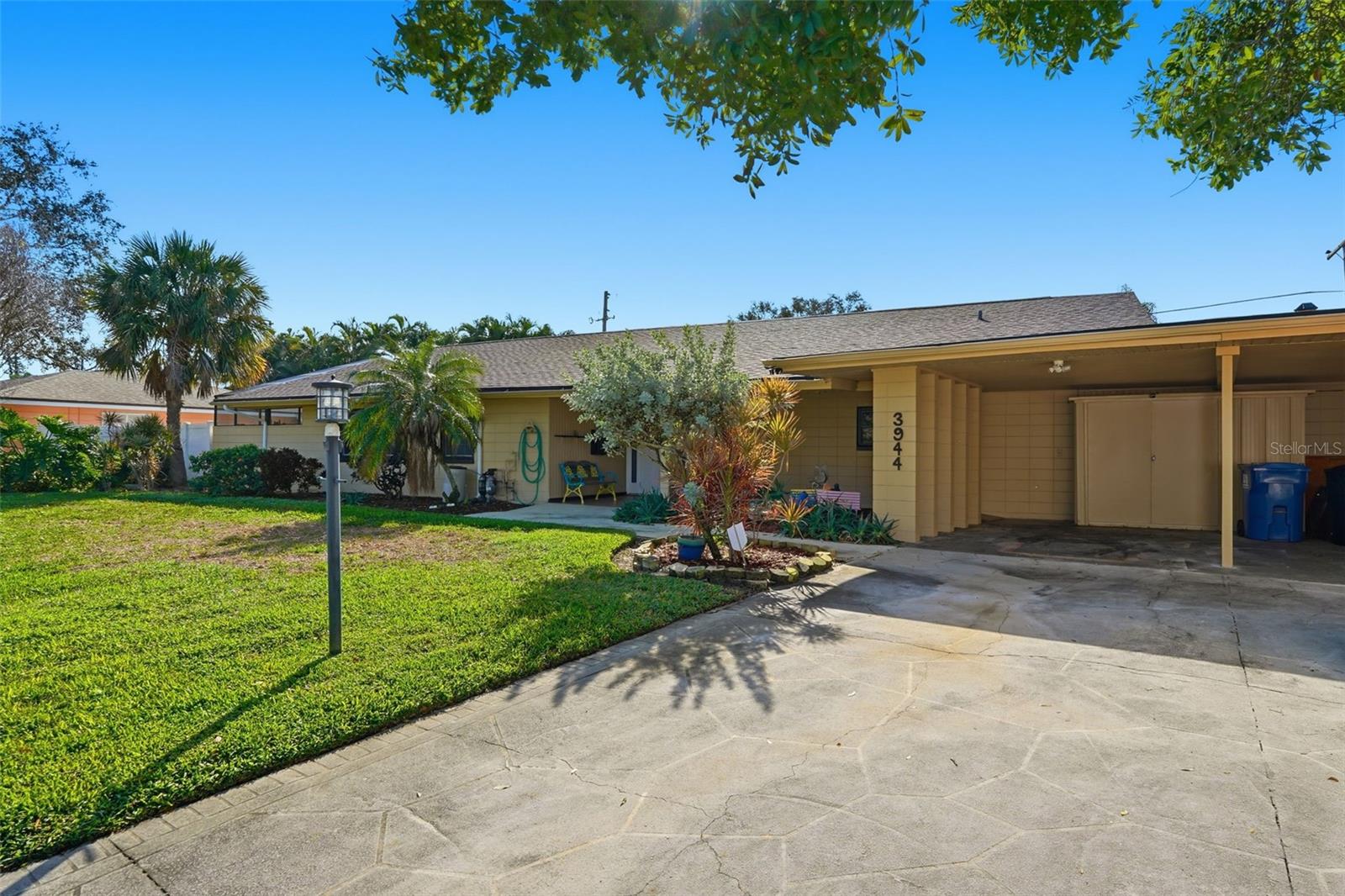 MAXIMO MOORINGS - Residential