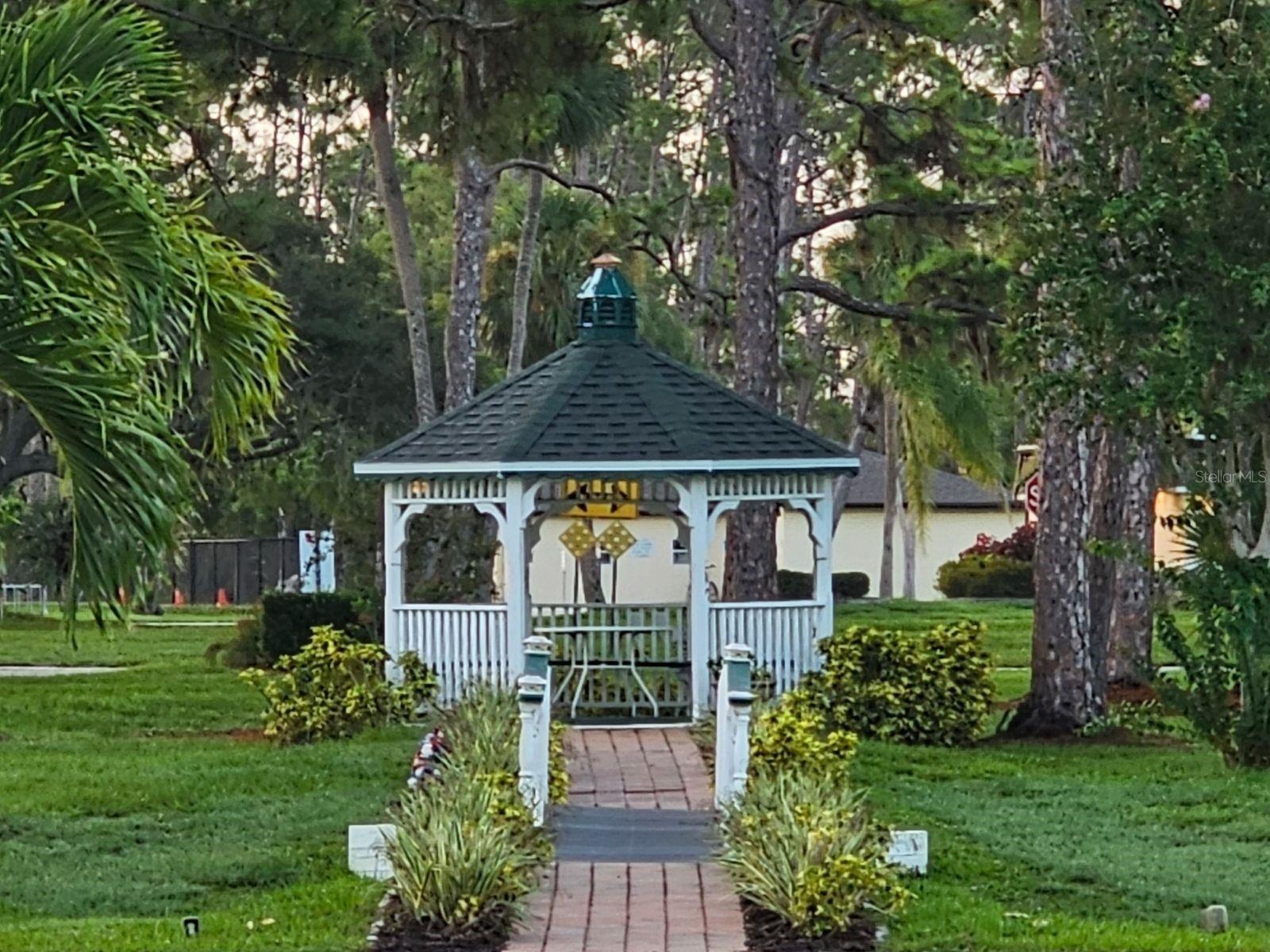 HOLIDAY PARK - Land