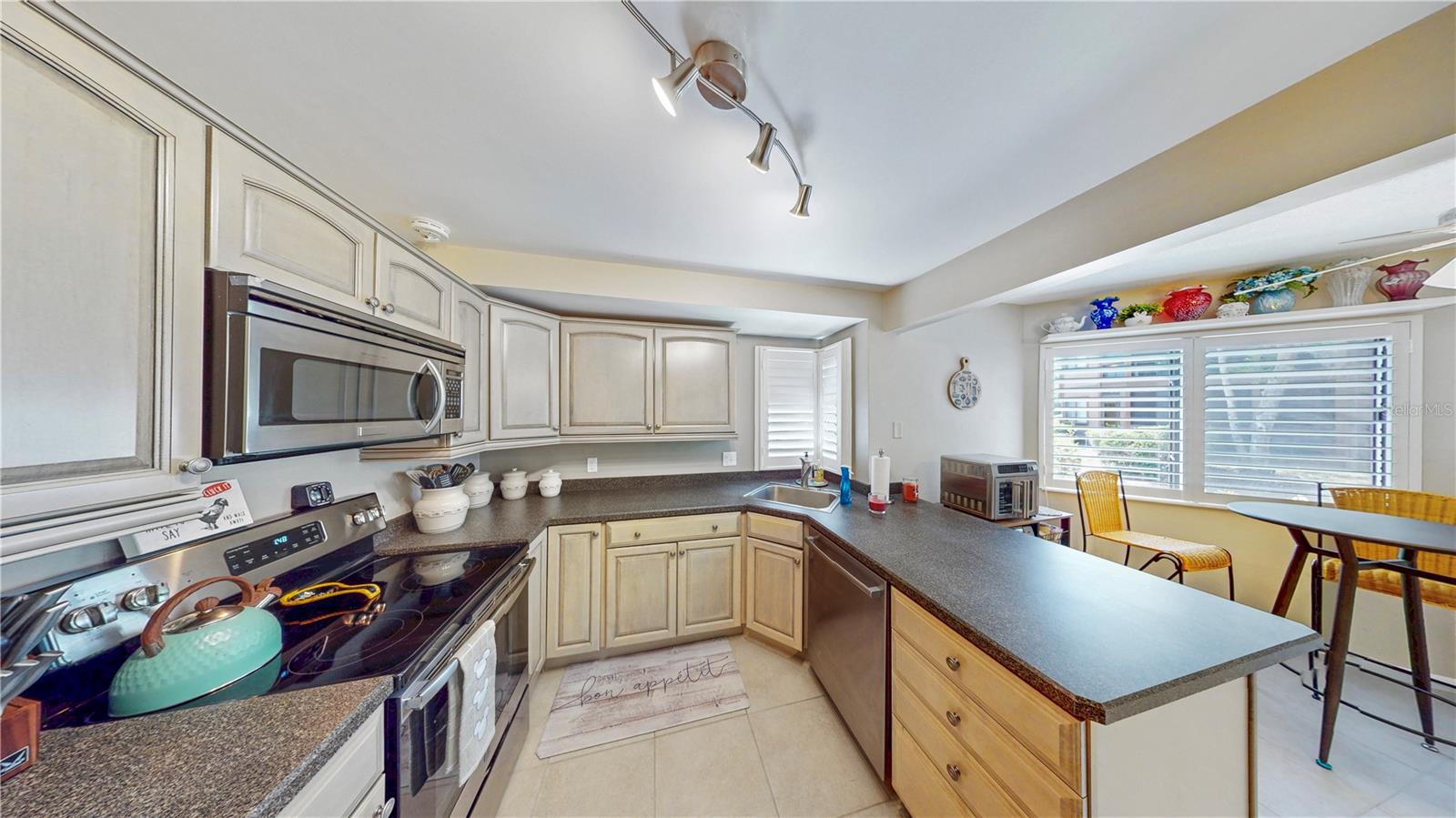 THE FAIRWAYS CONDO - Residential