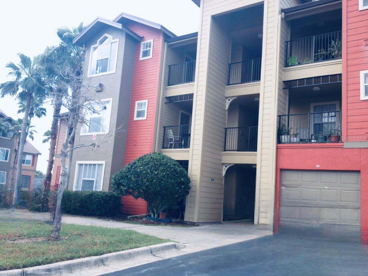 This beautiful remodeled condo 2 beds and 2 baths is located in a well maintained, resort-style community in the heart of Kissimmee. Conveniently close to an array of shopping centers, fine dining restaurants, theme parks and entertainment venues, making it the perfect home for vacation retreat. The community have a lot of amenities such as: 2 Pools, Tennis Court, Fitness Center, Small Business Center and much more.