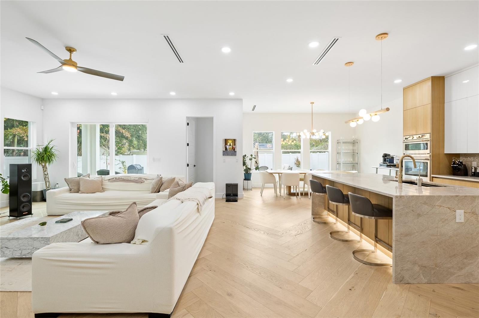 SUBURB ROYAL - Residential