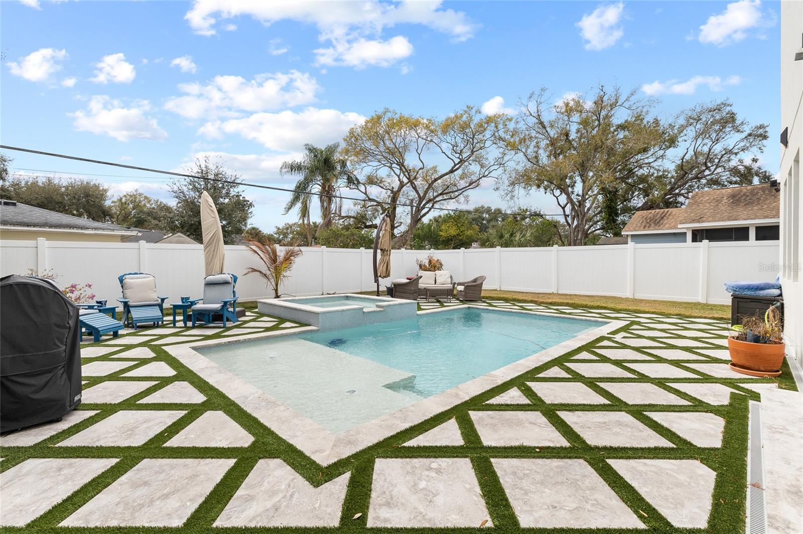 SUBURB ROYAL - Residential