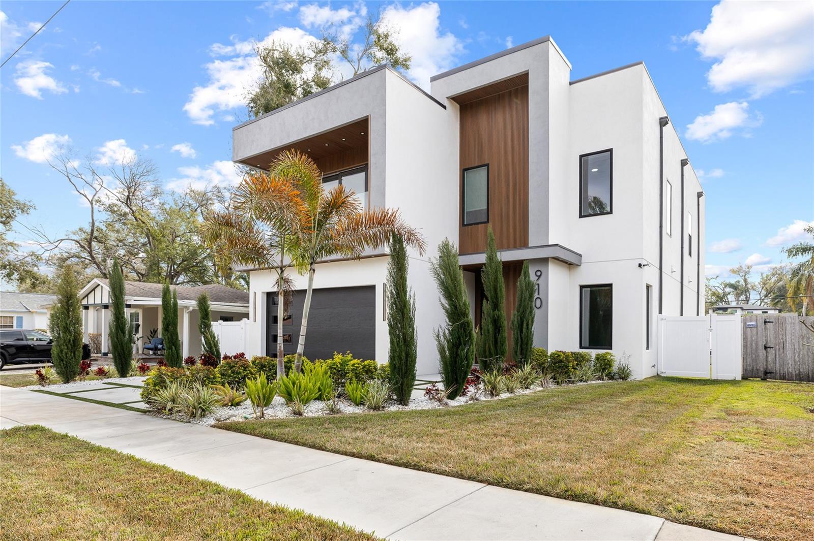 SUBURB ROYAL - Residential