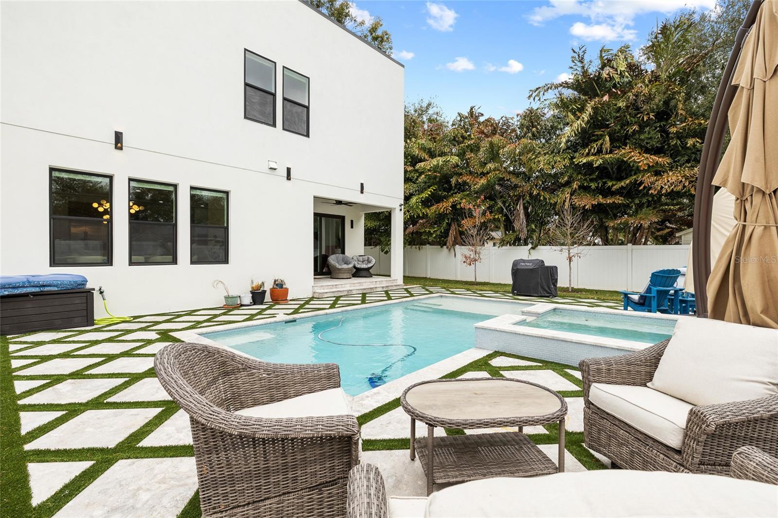 SUBURB ROYAL - Residential