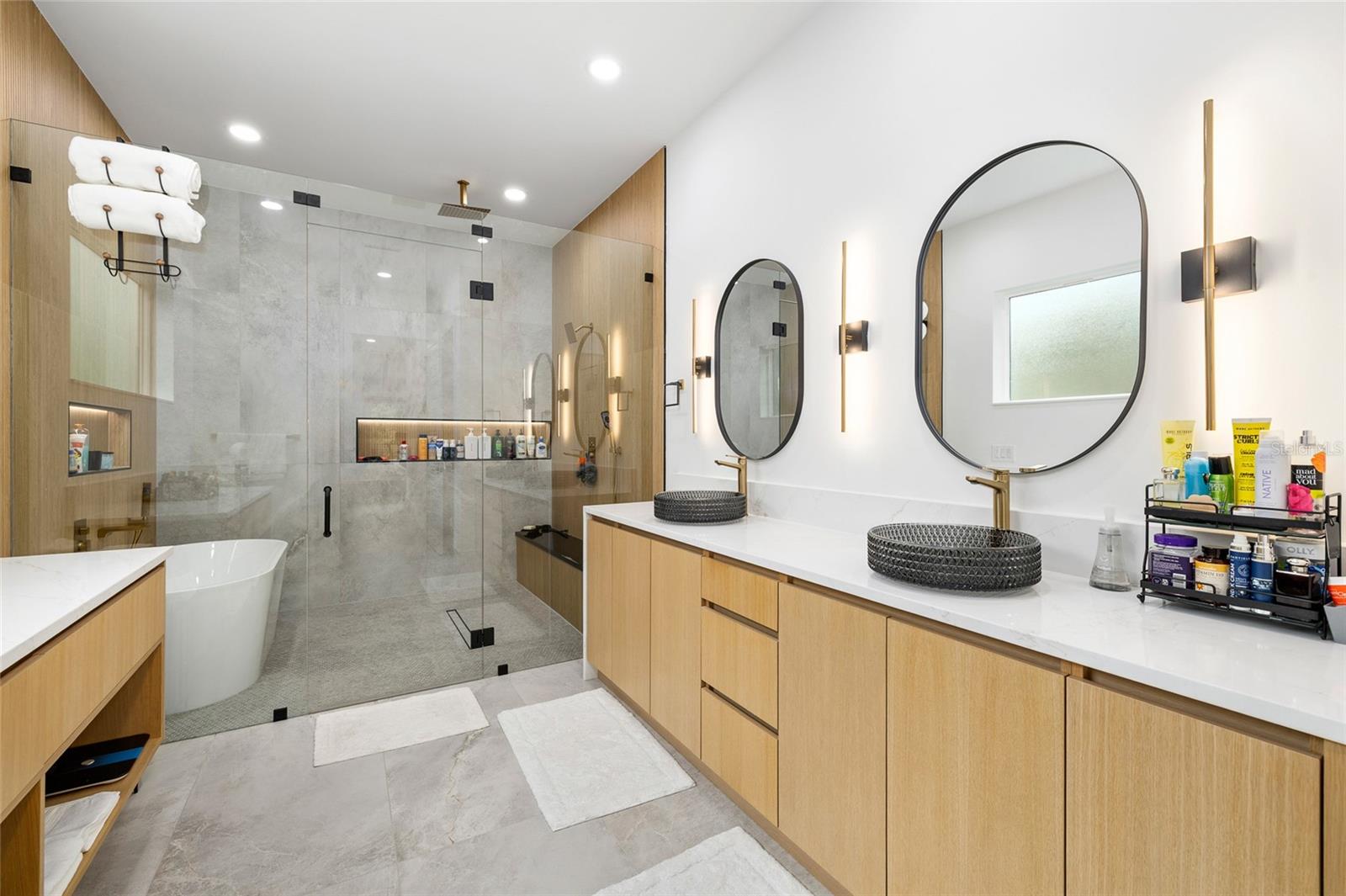 SUBURB ROYAL - Residential