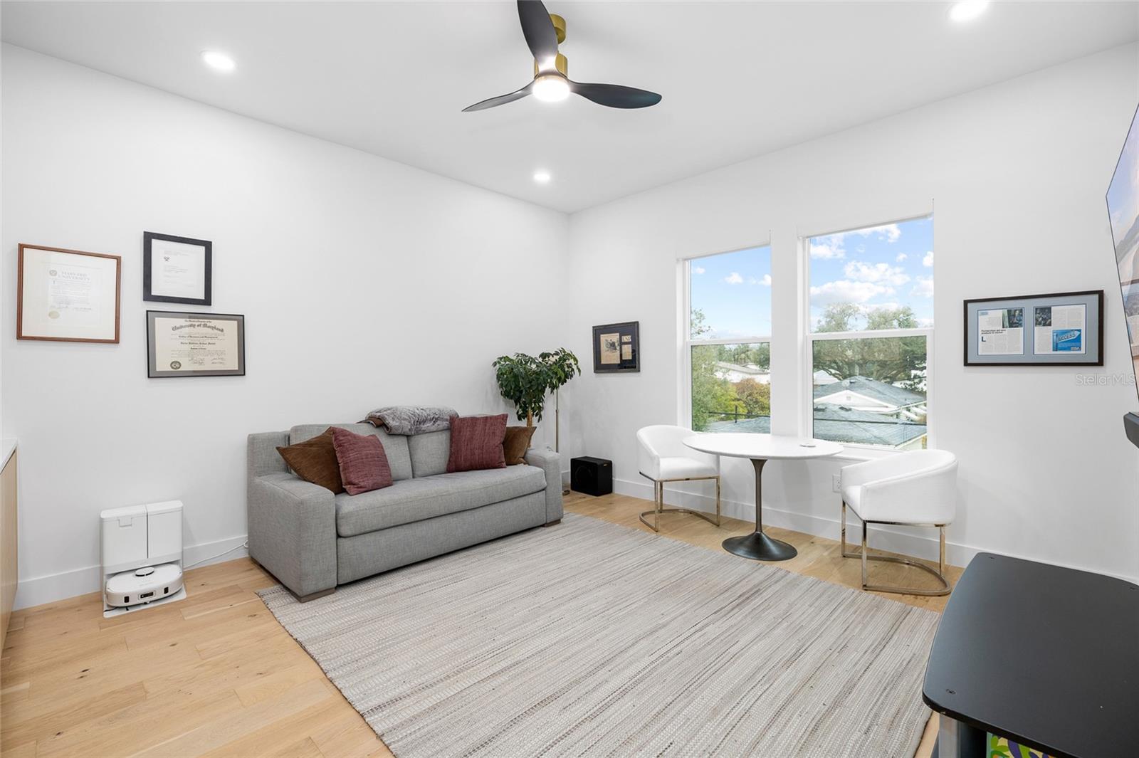 SUBURB ROYAL - Residential