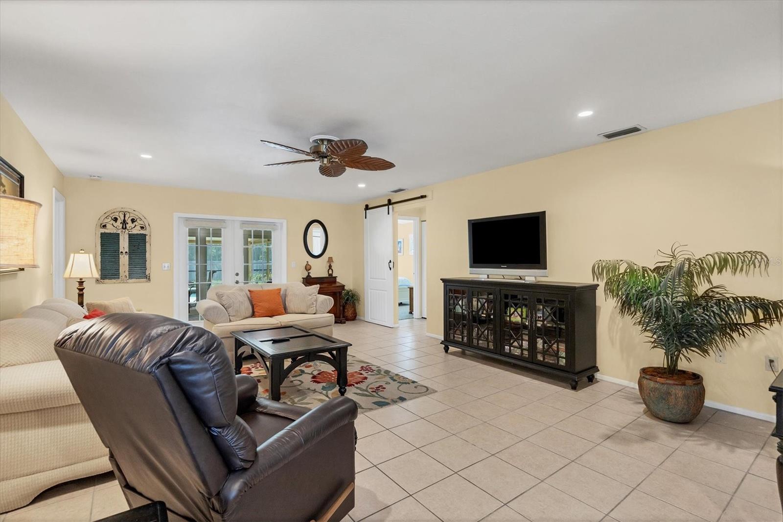 COUNTRY MEADOWS - Residential