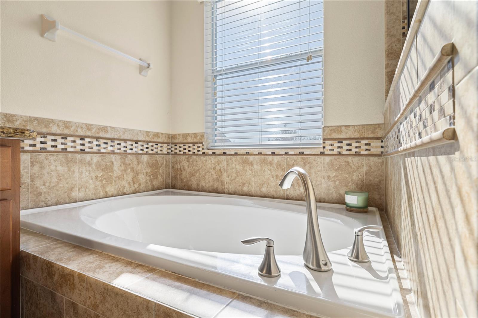 SIGNATURE LAKES - Residential