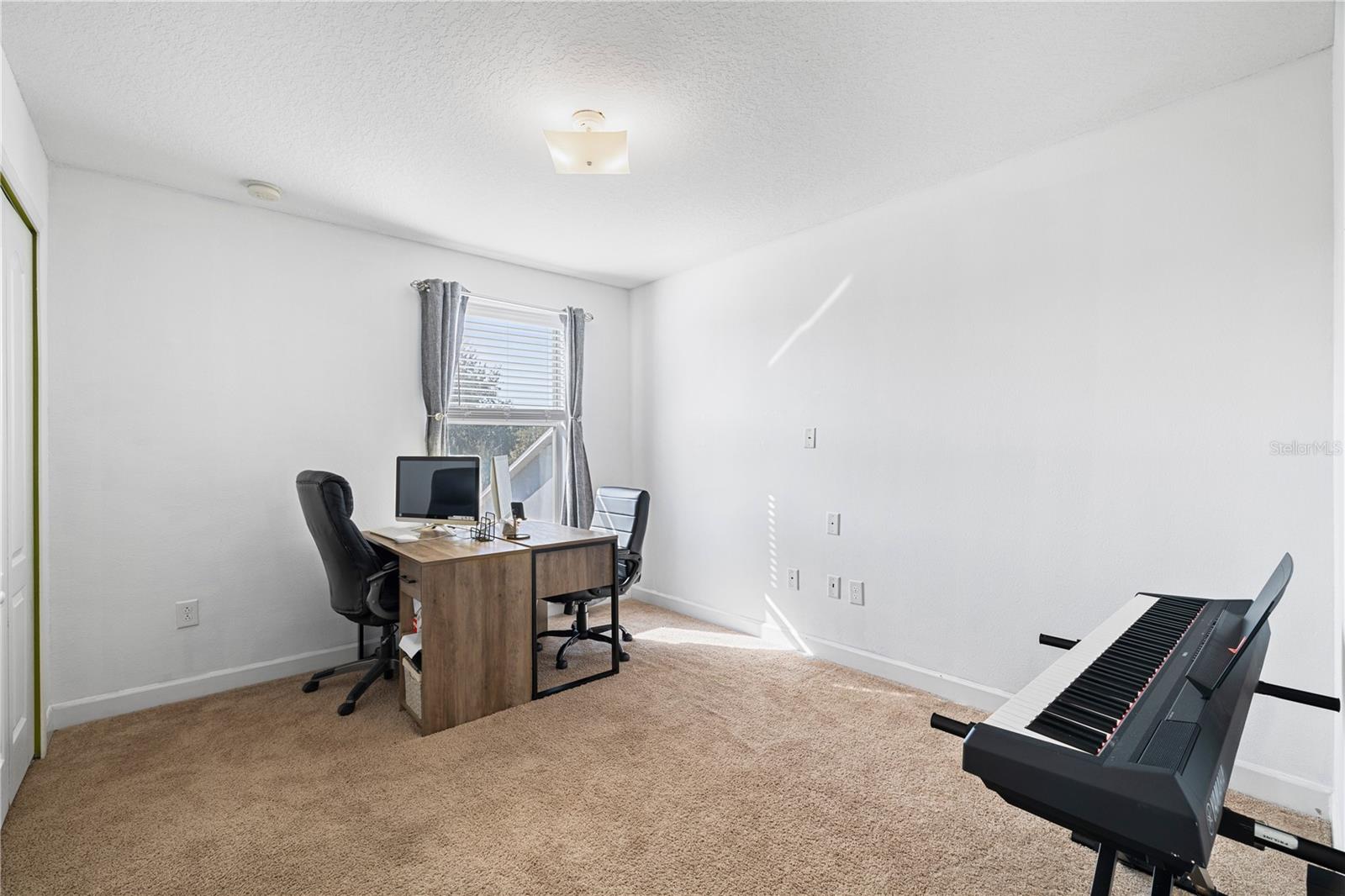 SIGNATURE LAKES - Residential