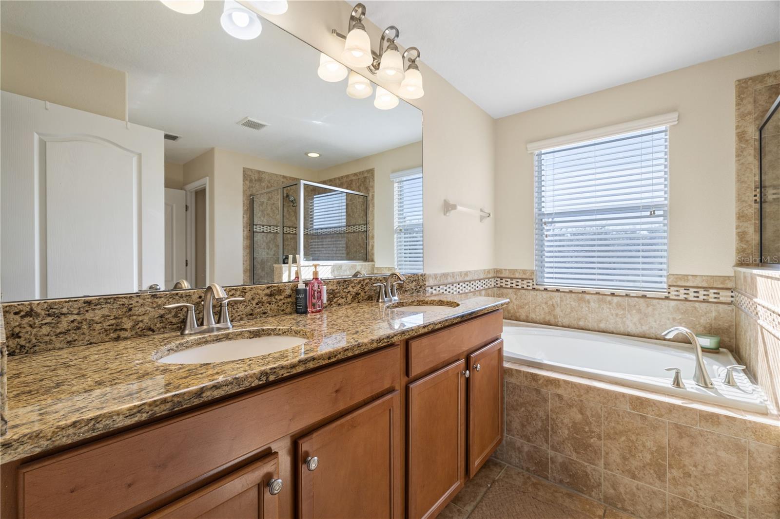 SIGNATURE LAKES - Residential