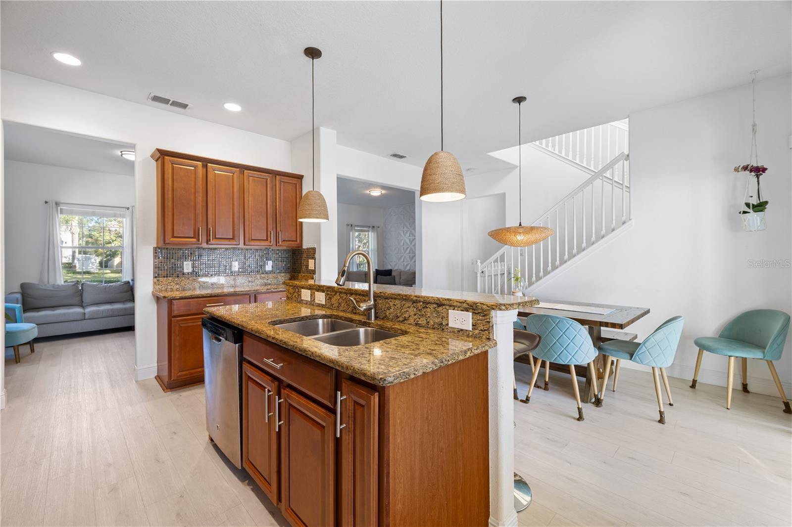 SIGNATURE LAKES - Residential