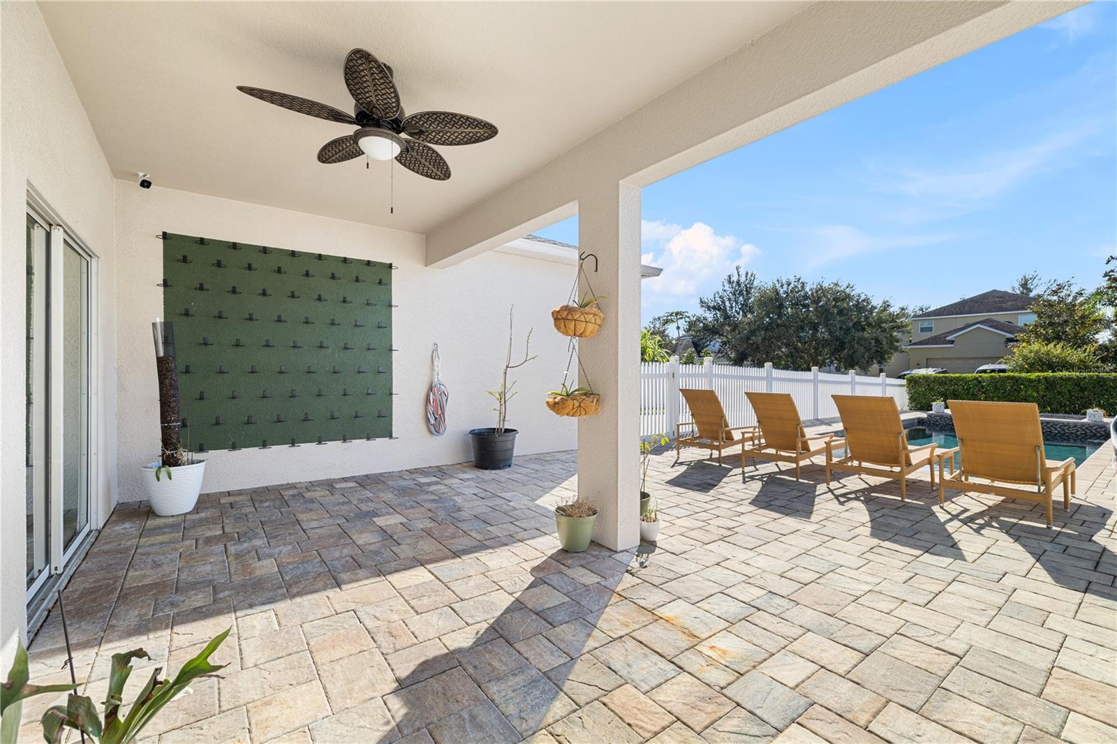 SIGNATURE LAKES - Residential