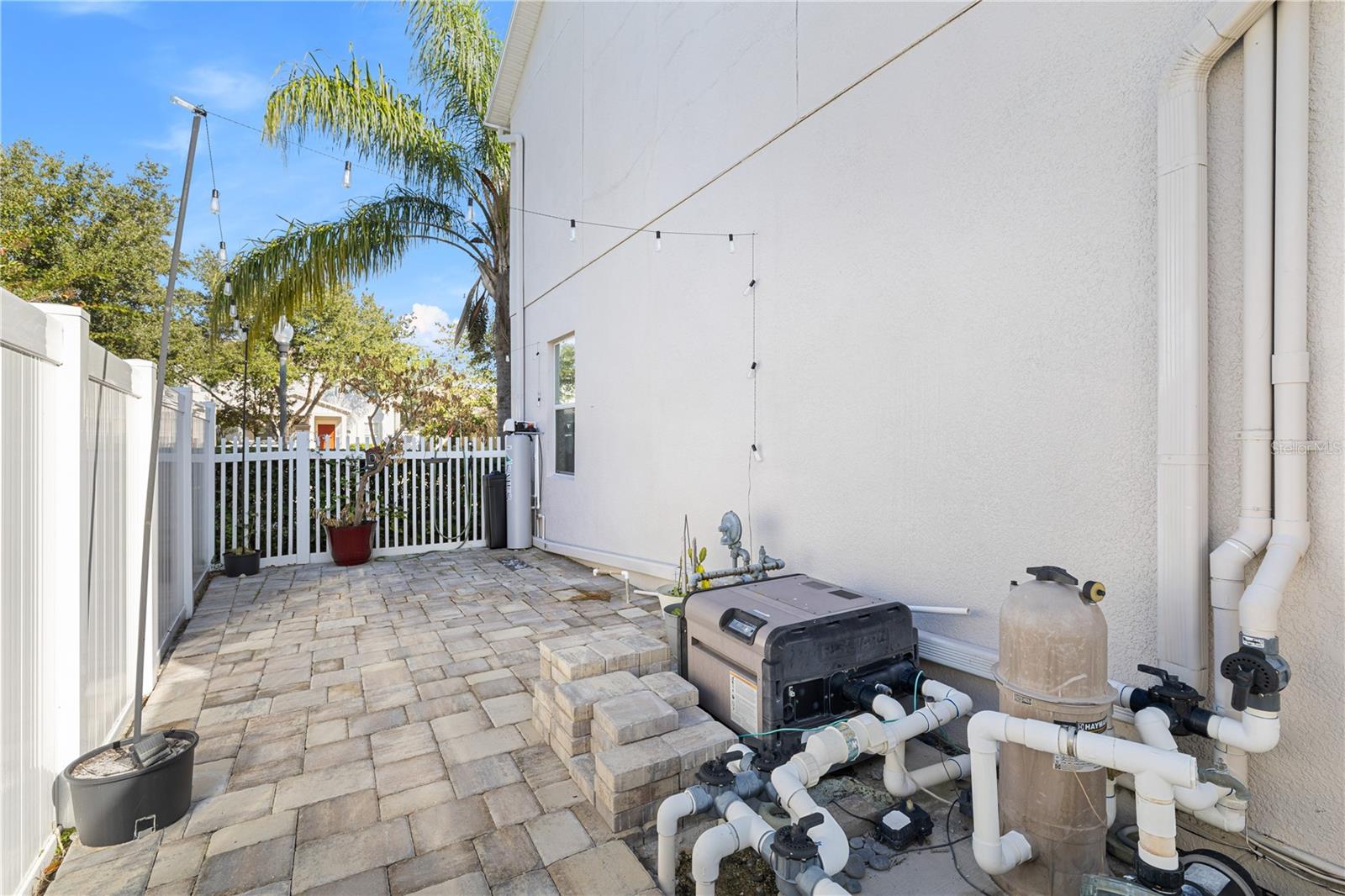 SIGNATURE LAKES - Residential