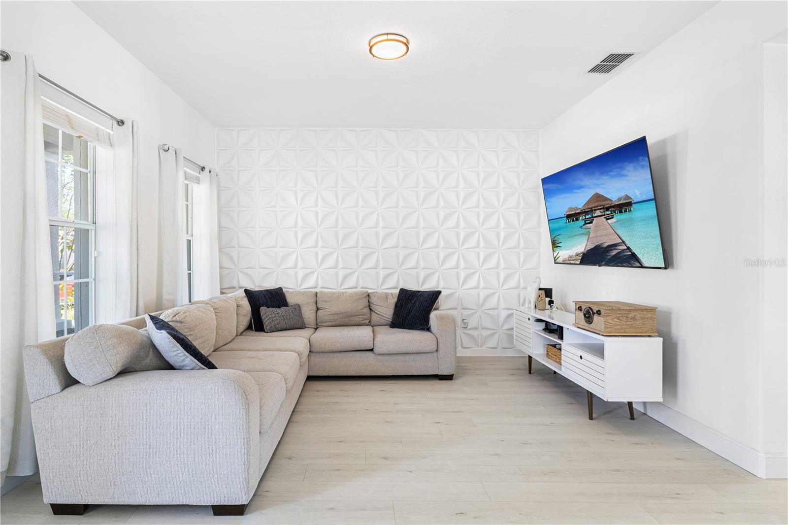 SIGNATURE LAKES - Residential